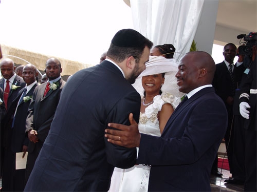 Dan Gertler au marriage de Joseph Kabila et Olive Lembe. Il est le proprietaire des sociétés fictives anonymes outre-mer qui ont fait perdre le Congo plus de 5,5 milliards de dollars dans des deals mafieux.