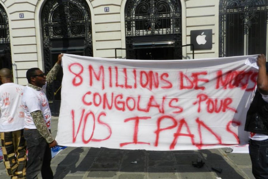 Apple Store, Paris : Sit-in contre le trafic du Coltan en RDC