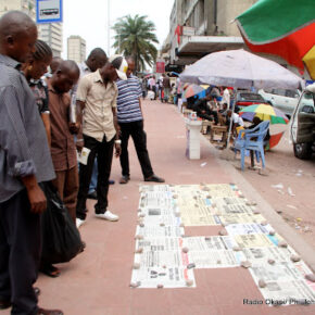 Des lecteurs des journaux de la presse Kinoise le 3/04/2012 à Kinshasa. Radio Okapi/ Ph. John Bompengo